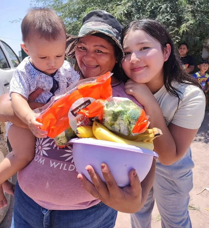 Familia preparando alimentos