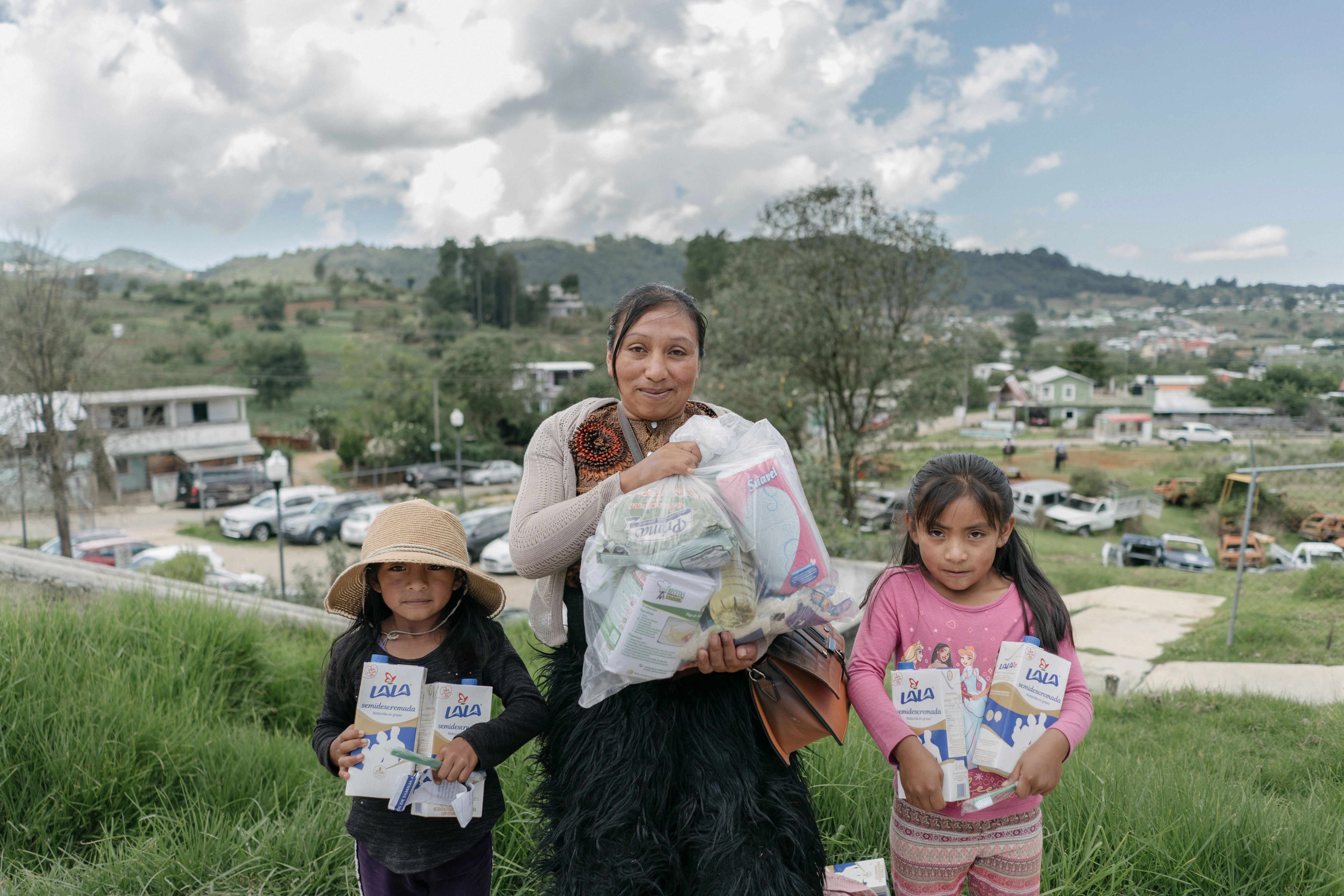 Madre beneficaria con sus dos hijas